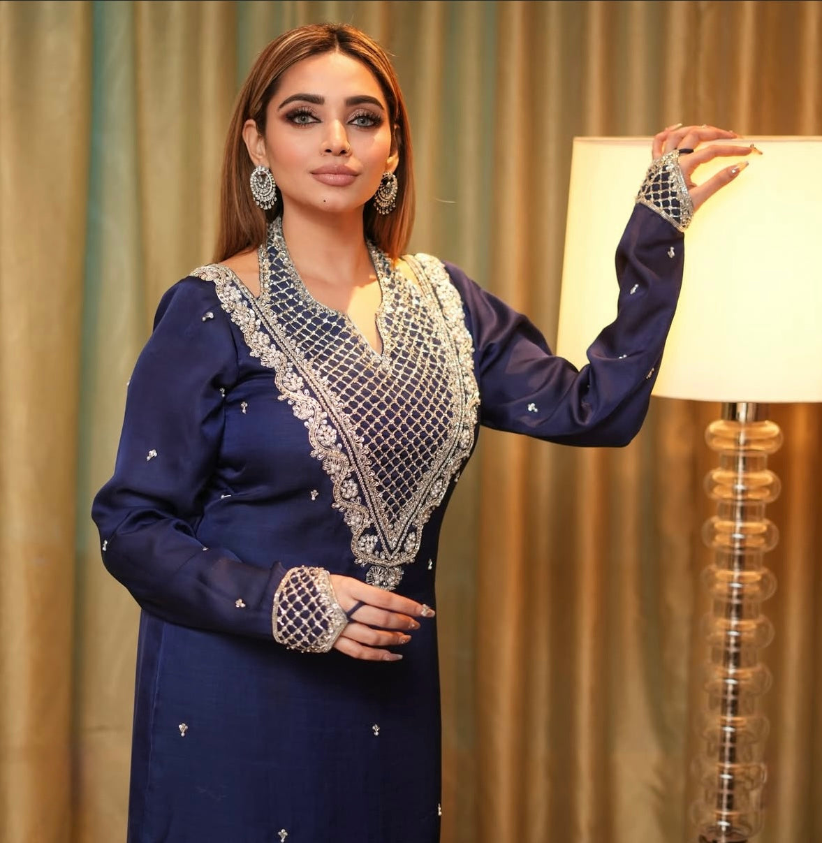 Elegances and grandeur with this heavy dress
