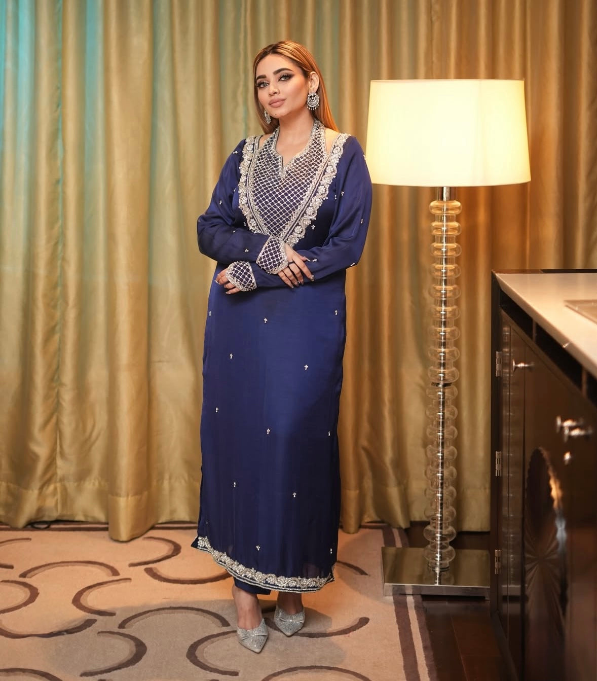 Elegances and grandeur with this heavy dress